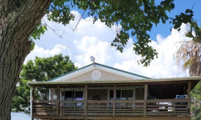 Port Lavaca Casa | Bungalow 5 minutes from beach and fishing!