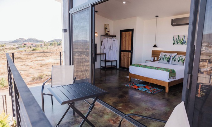 Valle de Guadalupe Casa | Cozy Cabin with Balcony in Villar Loar
