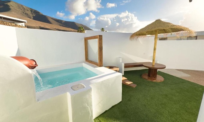Urbanizacion Famara Casa | Bungalow Ahul Famara con pequeña piscina