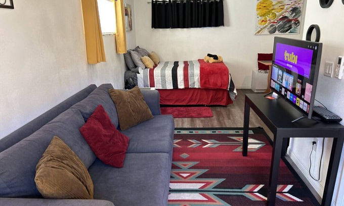 Downtown Las Vegas Casa | Bungalow#B 1Queen/House by Fremont St Pets+1 Story