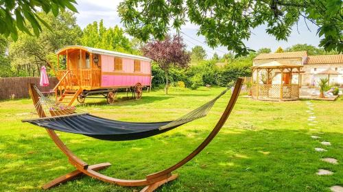 Bussac-Foret Casa | Bungalow cosy à Bussac-Forêt avec piscine partagée 15 m²