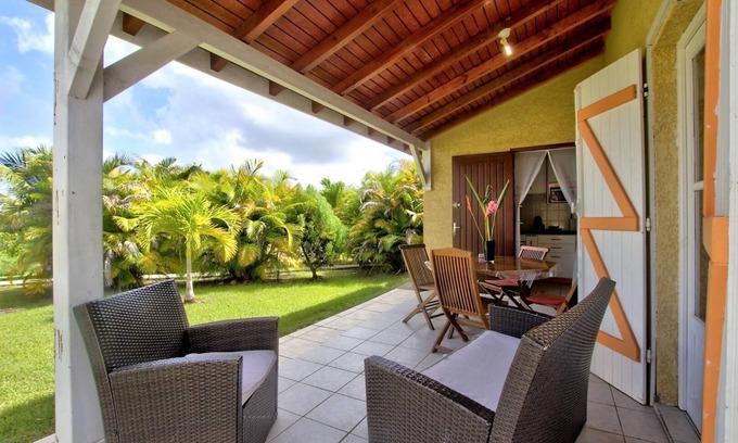 Douville Casa | Bungalow T3 Jaune -Bungalow-Superior-Baño con bañera-Vista al campo
