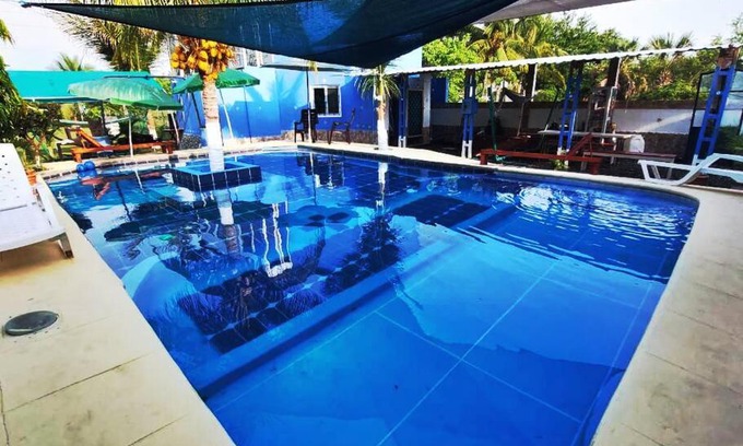 Monterrico Apartamento | Bungalow Izquierdo comedor y cocina equipada.