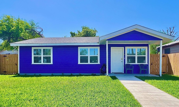 Mitte Cultural District Casa | Bungalow on Polk - 2BD/1BA Home in Brownsville