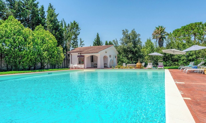 Giorgilorio Casa | Bungalow 'Villa Paradiso' with Shared Pool, Wi-Fi and Air Conditioning