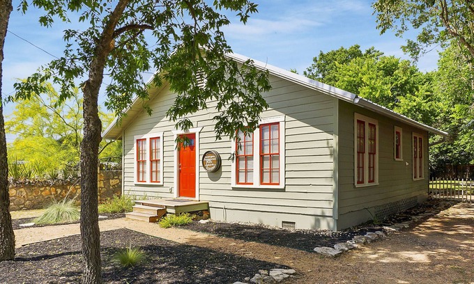 Wimberley Cabaña | Bungalow con encanto en la plaza de Wimberley con bañera de hidromasaje.