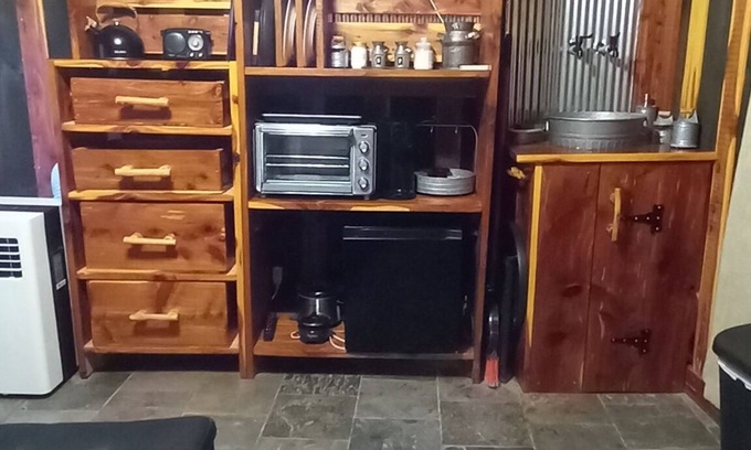 Elkland Cabina | Bunkhouse with AC at B Berry Farms & Co in Elkland, Mo