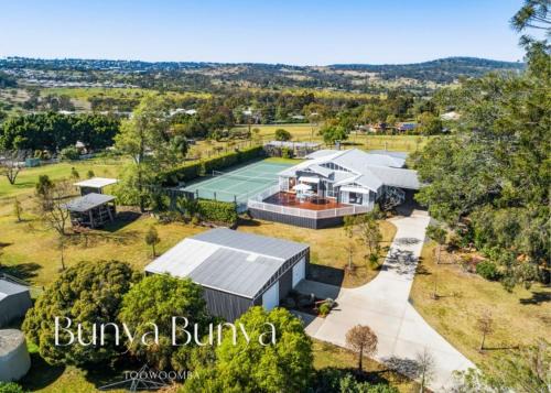 Glenvale Casa | Bunya Bunya Luxury Estate Toowoomba set over 2 acres with Tennis Court