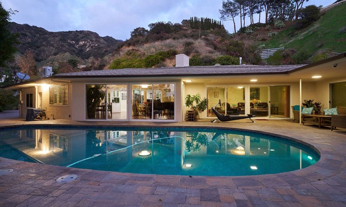 Glendale Casa | Burbank Hills Luxury Home