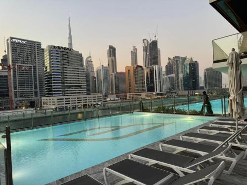 Business Bay Apartamento | Burj Khalifa Poolview 1BR Apartment for 4 people