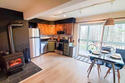 East Burke Apartamento | Burke Abode - Trailside Condo with King & Full Beds