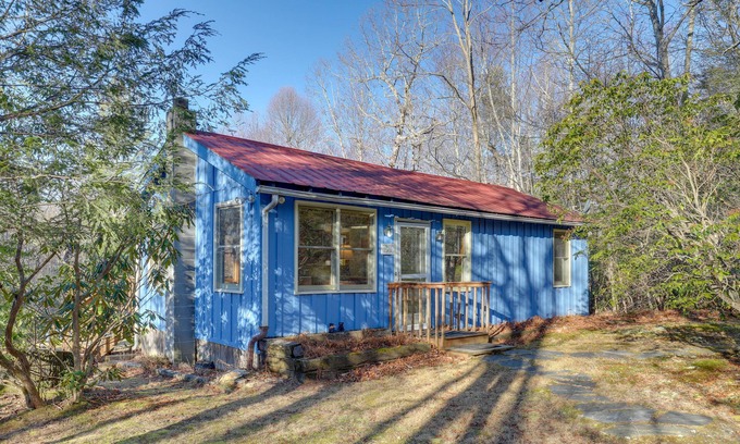 Burnsville Cabina | Burnsville Cabin w/ Deck & Trails - Dog Friendly!