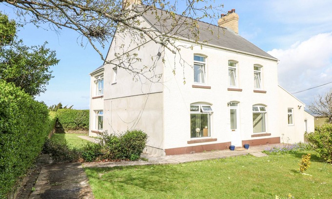 Llanrhidian Higher Cabaña | BURRY HOUSE, pet friendly, with hot tub in Llanmorlais