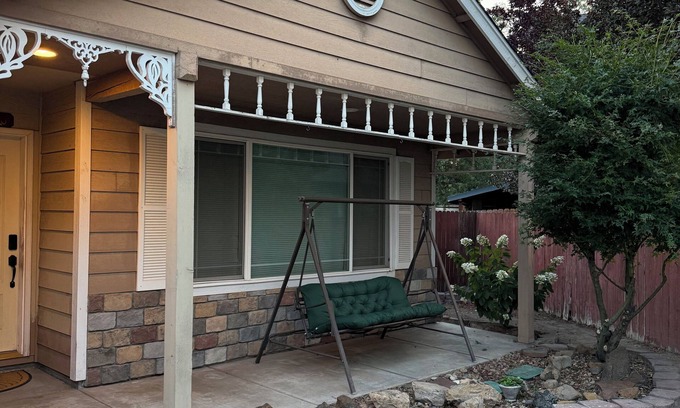 Redmond Casa | Burt’s Base Camp in the hub of Central Oregon. Close to everything outdoors.