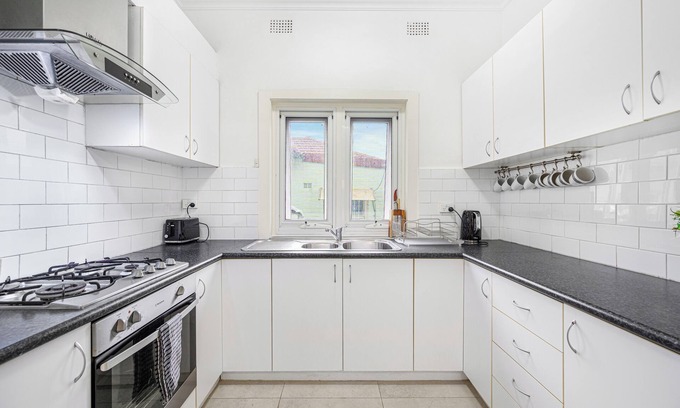 Burwood Casa | Burwood 3Br house close to train/shopping/parks