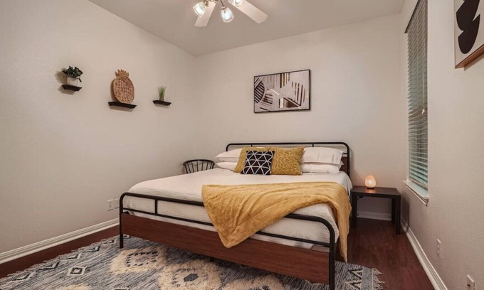North Loop Casa | Business Friendly Central Austin 3/2 Townhome w/ Pool!