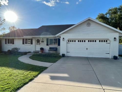 Lakeview Casa | Business in Front and Fun in the Back Pets too
