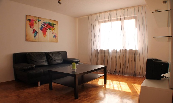 Renningen Apartamento | Negocios o vacaciones, piso central de 80m². Cerca de Bosch / Porsche / Daimler