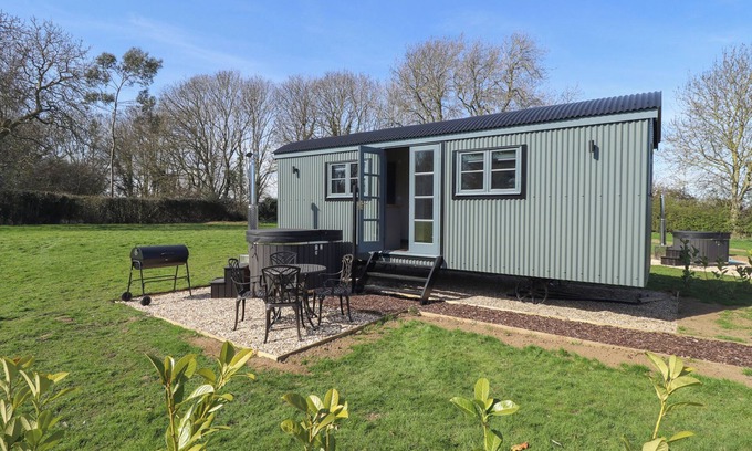 Ashby cum Fenby Cabaña | BUTTERCUP, pet friendly, country holiday cottage in Waltham
