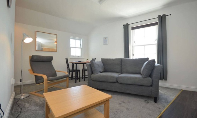 Tobermory Apartamento | Buzzard Apartment located on Tobermory High Street