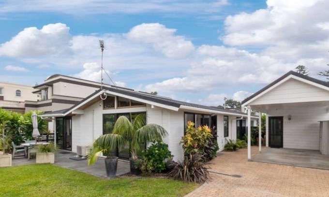 Orewa Casa | Buzzing restaurant Orewa Village and Orewa Beach a quick walk. Pet friendly.