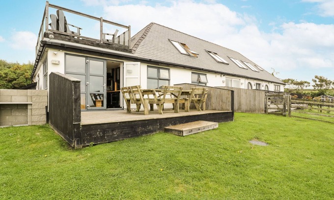 Cylch-Y-Garn Cabaña | BWTHYN AWEL, family friendly, luxury holiday cottage in Cemaes Bay