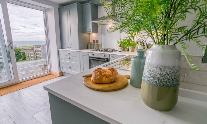 Cylch-Y-Garn Apartamento | Bwthyn Bach - a sea view that sleeps 4 guests in 2 bedrooms