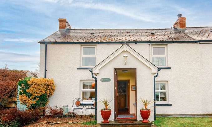 Goodwick Casa | BWTHYN GYNON, pet friendly, character holiday cottage in Goodwick