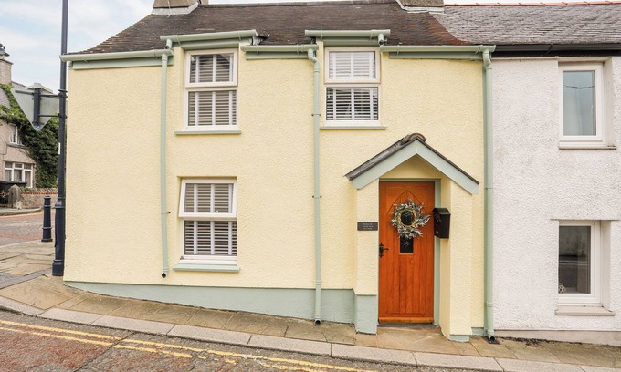 Cemaes Bay Casa | BWTHYN LILI (LILY COTTAGE), pet friendly in Cemaes Bay