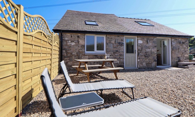 Babell Cabaña | BWTHYN TAID, country holiday cottage, with a garden in Holywell