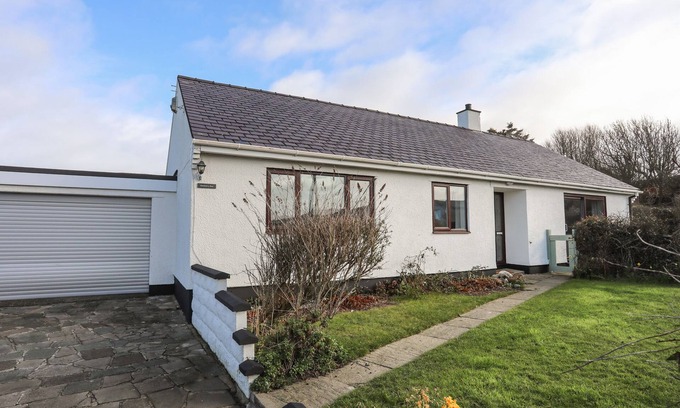 Rhydwyn Casa | BWTHYN Y BAE, pet friendly, country holiday cottage in Llanfaethlu