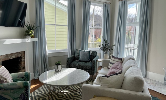Metropolitan Apartamento | By Forsyth Park, W/ King Bed +New Bath & Kitchen!