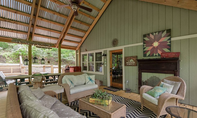 West Jefferson Cabaña | By The New River - Hot Tub - Fireplace - Covered Porch