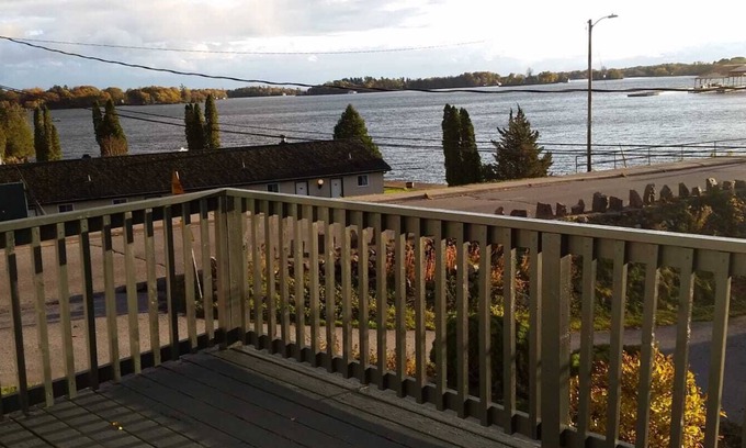 Gananoque Apartamento | By The Rivers, un apartamento único con vista al río St. Lawrence