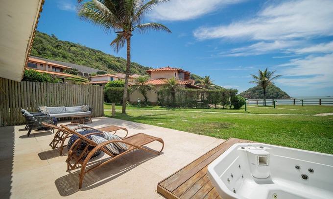 Praia Rasa Casa | BZ77 Foot in the sand! House with jacuzzi 4 suites