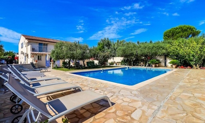 Beaucaire Apartamento | Côté Oliviers 4P - Appt 4p climatisé avec piscine