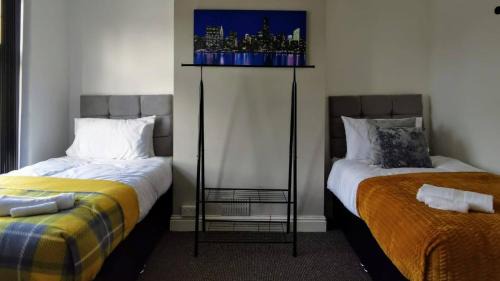 Cannock Casa | C Amazing 5 Beds Sleeps 7 For Worker or Families by Your Night Inn Group