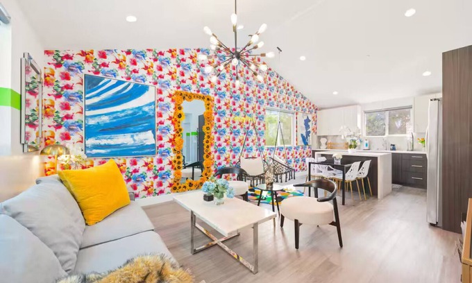 North Hollywood Casa | Vibrant & Glamorous NoHo Pad near Universal Studios and Hollywoood Sign: Hot Tub