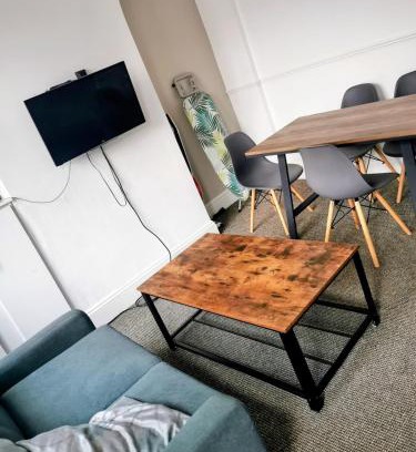 Cannock Apartamento | C Spacious 5 Bed - Pkg WiFi Long Stays