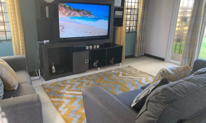 Portmore Villa | C-Vue Villa (Pool AC Gated Sea Front )