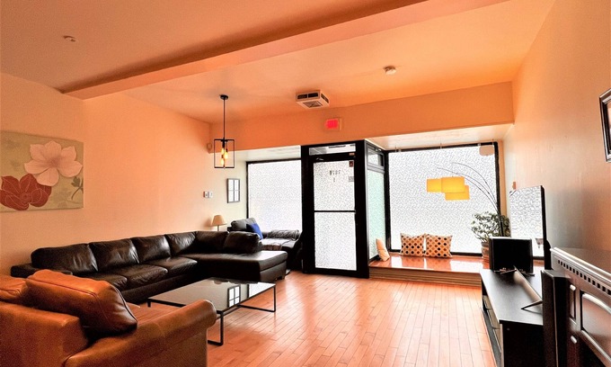 Plateau Mont Royal Casa | C12~Private Sunny Terrace+15 Beds/Sofabeds+5 Full baths+Free parking