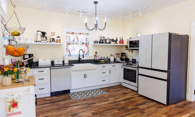 Raphine Cama Y Desayuno | c1815, 3-bedroom Bed & breakfast in charming Historic Brownsburg with WiFi, AC