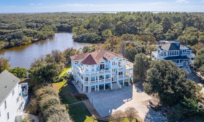 Pine Island Casa | C6438 Angel of the Isle. 9 BR Pine Island Dream, Pool, Hot Tub, Pets OK
