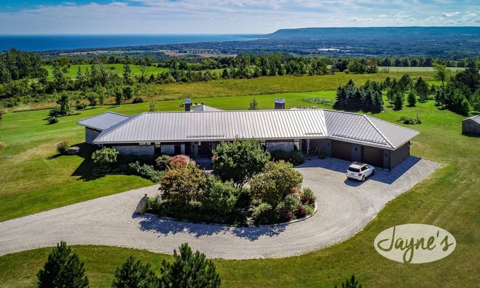 The Blue Mountains Otro | 3 bdrm, 3 bath Country Home, 10 acres, private, hot tub, view of Georgian Bay!