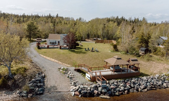Salmon River Road Casa | "Nuestro pequeño paraíso" Mira Waterfront Retreat