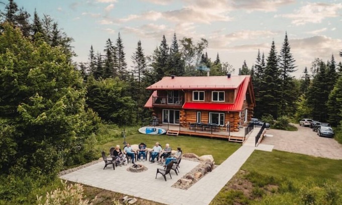 Lac-Sergent Cabina | Escape to Nature with Hot Tub & Lake Access