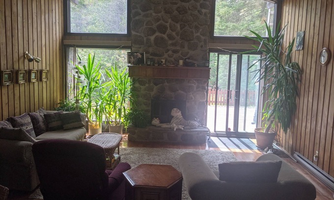 Sainte-Marguerite-du-Lac-Masson Casa | LaTulippe House -Quiet forest as a backyard!