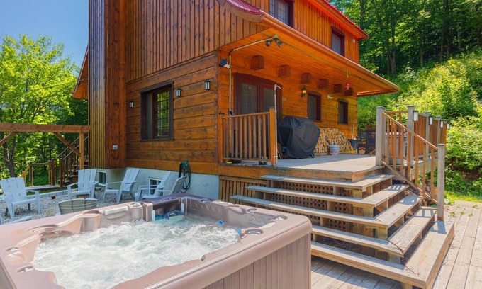 Sainte-Marguerite-du-Lac-Masson Cabina | Laurentian wood cabin - king size suite - 4 season hot tub - Full playroom