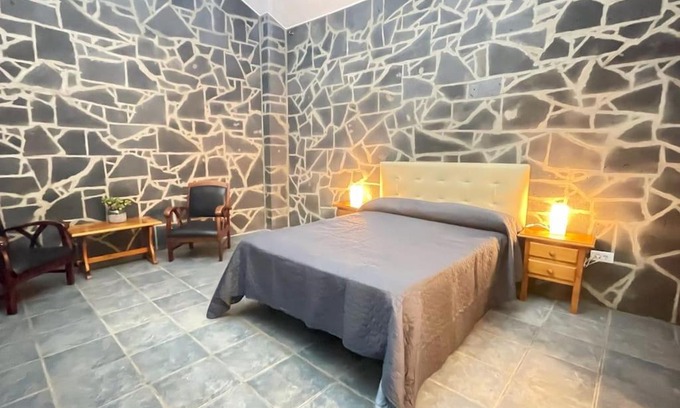 Las Rosas Chalet De Esquí | Cabaña de piedra volcánica