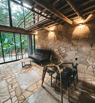 Palenque Otro | Cabaña de piedra y bambú en la selva